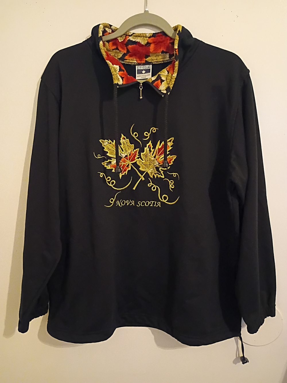 VTG Cityscape Black Pullover Shirt with Autumn Leaf Embroidery Pockets Sz L